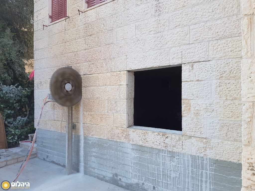 פתיחת חלון בקיר בטון